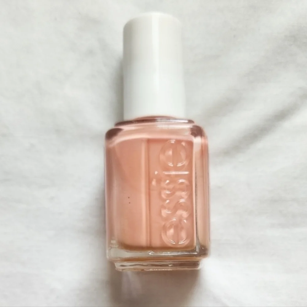 Essie treat love & color nail Color 33 Glowin